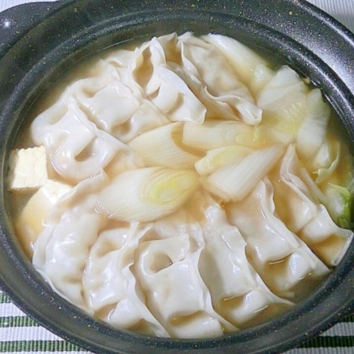 節約!!野菜たっぷりチルト餃子で餃子鍋